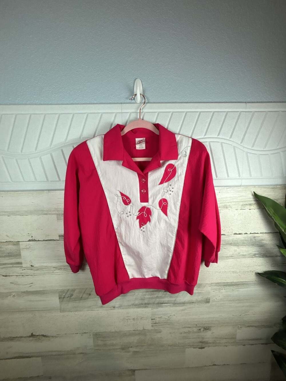 Vintage GW Division of Graff Hot Pink and White Embroidered Leaf Pullover Top